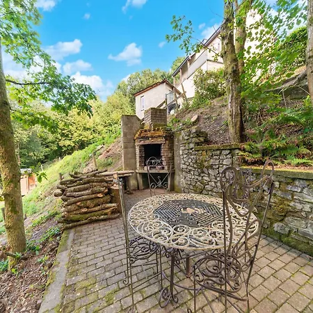 Forest-edge Hideaway, アパート